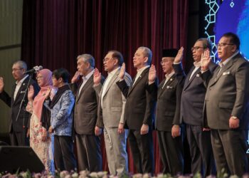 ANWAR Ibrahim ketika berucap pada perjumpaan Perdana Menteri bersama warga Jabatan Perdana Menteri di Putrajaya.- UTJSAN/FAIZ ALIF ZUBIR