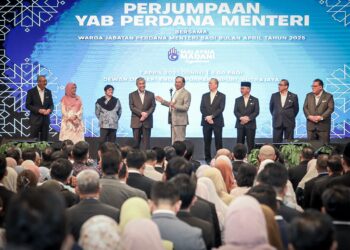 ANWAR Ibrahim ketika berucap pada perjumpaan Perdana Menteri bersama warga Jabatan Perdana Menteri di Putrajaya.- UTJSAN/FAIZ ALIF ZUBIR