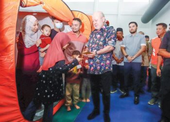 SULTAN Ibrahim berkenan menyampaikan sumbangan kepada mangsa-mangsa tragedi letupan paip gas di Dewan Serbaguna Masjid Putra Heights, Subang Jaya, Selangor, semalam. – UTUSAN/AFIQ RAZALI