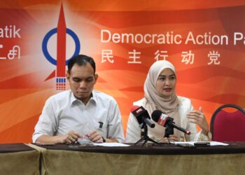Syahredzan dan Young Syefura ketika di sidang akhbar di Kuala Lumpur hari ini.