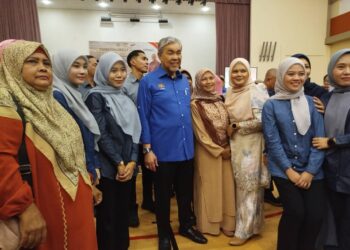 AHMAD Zahid Hamidi bergambar bersama peserta program Kemahiran Keibubapaan anjuran Kemas di Tapah hari ini.- - UTUSAN/FADZIL ZAINOL