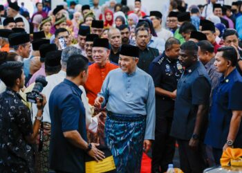 AHMAD Zahid Hamidi berucap pada Majlis Perasmian Penutup Sambutan Bulan Pertahanan Awam 2025, di Ibu Pejabat Pertahanan Awam.-UTUSAN/SHIDDIEQIIN ZON