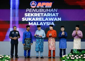 AHMAD Zahid Hamidi menyempurnakan Majlis Perasmian Penutup Sambutan Bulan Pertahanan Awam 2025, di Ibu Pejabat Pertahanan Awam. -UTUSAN/SHIDDIEQIIN ZON