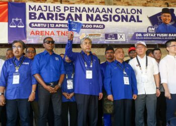 AHMAD Zahid Hamidi (tiga dari kiri) bersama pemimpin BN dan PH sebelum mengiringi Mohamad Yusri Bakir ke pusat penamaan calon bagi PRK AYer Kuning di Tapah hari ini. - UTUSAN/MUHAMAD NAZREEN SYAH MUSTHAFA