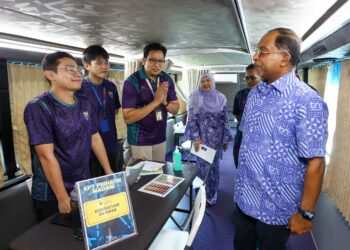 ZAMBRY Abdul Kadir bersama peserta Program Pelaksanaan Aktiviti Kursus Pendek Komuniti oleh Kolej Komuniti Chenderoh dan Universiti Teknologi MARA (UiTM) di Tapah semalam. - UTUSAN/MUHAMAD NAZREEN SYAH MUSTHAFA