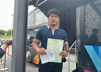 MUHAMMAD Adam bersama surat beranak baharu yang dikeluarkan oleh JPN di PPS Masjid Putra Heights, hari ini. - UTUSAN/AIMAN ALI