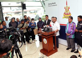 AMIRUDIN ketika berucap di sidang akhbar di Wisma Dewan Annex, Bangunan Setiausaha Kerajaan Negeri (SUK) di sini hari ini. - UTUSAN/MOHAMAD ATHIR ISMAIL