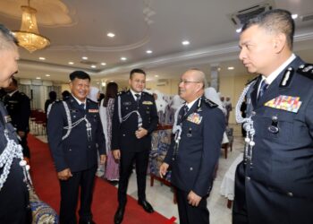 NOOR Hisam Nordin (dua dari kanan) bersama pegawai kanan polis pada Majlis Pemakaian Pangkat Pegawai Kanan Polis dan Serah Terima Tugas Ketua Polis Daerah di Mes Pegawai Kanan Polis Perak di Ipoh hari ini. - UTUSAN