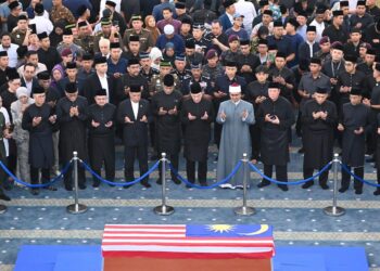 Perdana Menteri, Datuk Seri Anwar Ibrahim bercakap dengan anak sulung Allahyarham, (nama) ketika hadir memberi penghormatan terakhir pada upacara istiadat pengebumian negara kepada jenazah Allahyarham Tun Abdullah Haji Ahmad Badawi di Masjid Negara di sini hari ini. Turut hadir, Timbalan Perdana Menteri, Datuk Seri Dr Ahmad Zahid Hamidi, Datuk Seri Fadillah Yusof, Datuk Seri Mohamad Hasan dan Datuk Seri Johari Abdul Ghani. UTUSAN / AMIR KHALID
