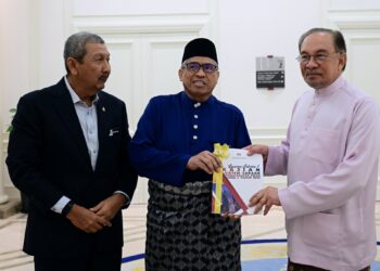 ANWAR Ibrahim menerima laporan interim SSPA Fasa 1.