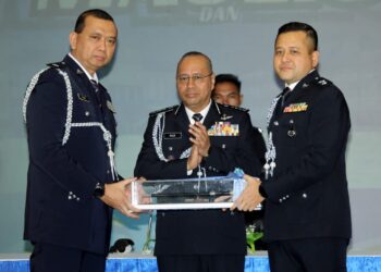 NOOR Hisam Nordin (tengah) menyaksikan serah tugas jawatan Ketua Polis Daerah Tapah antara Deputi Superintenden Mohd. Fadzil Ismail (kiri) kepada Superintenden Johari Yahya  di Mes Pegawai Kanan Polis Perak di Ipoh hari ini. - UTUSAN