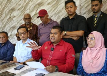 MUHAMAD Arafat Varisai Mahamad (depan, tengah) dalam sidang akhbar di Ipoh hari ini. - UTUSAN/MUHAMAD NAZREEN SYAH MUSTHAFA