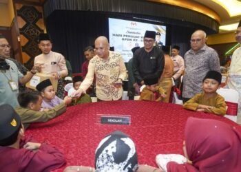 ARMIZAN Mohd. Ali menyampaikan sumbangan duit raya kepada pelajar pada Majlis Sambutan Hari Penguat Kuasa KPDN Ke-53 di KPDN Putrajaya. - UTUSAN/FAISOL MUSTAFA