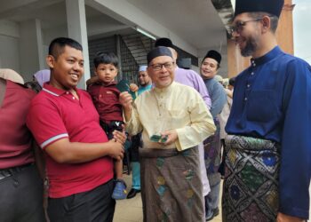 MOHD. Amar Nik Abdullah (dua dari kanan) mengagihkan duit raya pada Majlis Rumah Terbuka Aidilfitri Pas Kawasan Pengkalan Chepa, Kota Bharu, Kelantani. - UTUSAN/MUSTAQIM MOHAMED