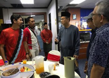 AZMAN Ismail (dua dari kanan) berbual dengan rakan media pada Majlis Aidilfitri di Pejabat  Perdagangan Dalam Negeri dan Kos Sara Hidup di Kota Bharu, Kelantan. - UTUSAN/ ROSLIZA MOHAMED
