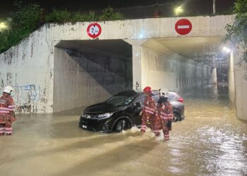 SEBUAH kenderaan model Honda CRV terperangkap di dalam banjir kilat berkenaan dan seorang wanita tempatan berusia 50-an diselamatkan orang awam.