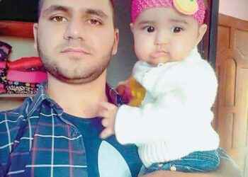 Ayman Abdel Karim Madhiouf Shaat bersama bayinya yang terkorban dalam serangan terbaharu Israel.