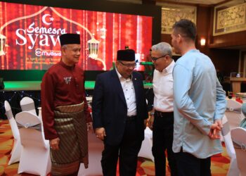CHE Ibrahim Che Ismail (kiri) menyantuni Timbalan Menteri Besar Kelantan, Datuk Mohamed Fadzli Hassan (tiga dari kanan) semasa Majlis Rumah Terbuka Konsortium E-Mutiara-Semesra Syawal, Kota Bharu, Kelantan, - UTUSAN/KAMARUL BISMI KAMARUZAMAN