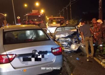 ANGGOTA Bomba dan Penyelamat Batu Pahat melakukan kerja-kerja mengeluarkan mangsa kemalangan di Jalan Tanjong Laboh, Batu Pahat, awal pagi tadi.