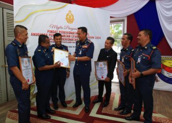 NOR HISHAM Mohamad (tengah) menyantuni anggota bomba Kelantan semasa Majlis Anugerah Perkhidmatan Cemerlang Peringkat Negeri Kelantan di Balai Bomba Tunjong, Kelantan.