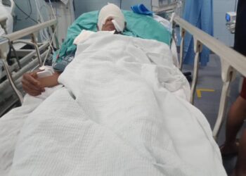 KEADAAN lelaki Orang Asli yang cedera di muka selepas diserang beruang matahari di kawasan Hutan Simpan Bukit Kinta di Ipoh pada Isnin lalu. - UTUSAN