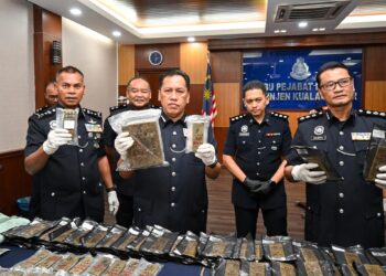 Rusdi Mohd. Isa (dua dari kiri) menunjukkan biskut ganja dalam sidang akhbar di Ibu Pejabat Polis Kontinjen Kuala Lumpur, semalam. 
– UTUSAN/ MUHAMMAD NAIM HELMI HAFIDZI