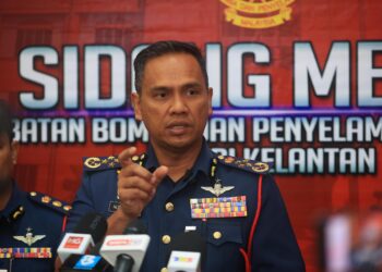 NOR Hisham Mohamad semasa sidang akhbar Majlis Anugerah Perkhidmatan Cemerlang Peringkat Negeri Kelantan di Balai Bomba Tunjong, Kelantan. - UTUSAN/KAMARUL BISMI KAMARUZAMAN