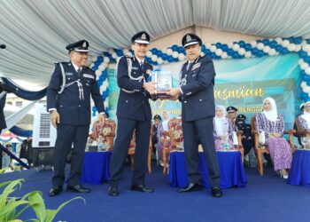SAHABUDIN Abd. Manan (kanan) menerima cenderamata daripada Ketua Polis Terengganu, Datuk Mohd. Khairi Khairudin pada majlis perasmian Ibu pejabat Polis Daerah (IPD) Besut, di Besut, Terengganu. -  UTUSAN / WAN ZURATIKAH IFFAH WAN ZULKIFLI