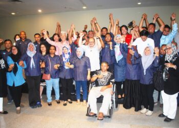 SHAMSUL Iskandar Mohd. Akin meraikan kemenangannya bersama para penyokong di MITC, Melaka, semalam.-UTUSAN/AMRAN MULUP.