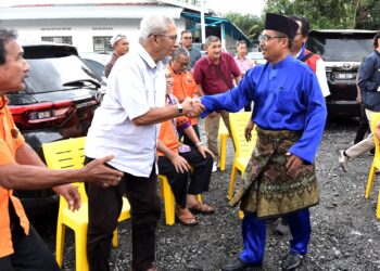 MOHAMAD Yusri Bakir beramah mesra bersama jentera kempen Amanah pada pelancaran jentera Pilihan Raya Amanah PRK Ayer Kuning di Tapah semalam. - UTUSAN/ZULFACHRI ZULKIFLI