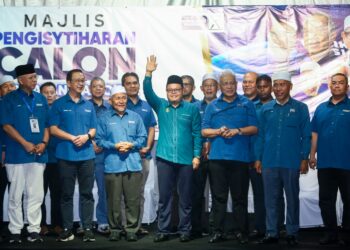 ABDUL Muhaimin Malek (tengah) diumum sebagai calon PN bagi PRK Ayer Kuning pada majlis di Tapah hari ini. - UTUSAN/MUHAMAD NAZREEN SYAH MUSTHAFA