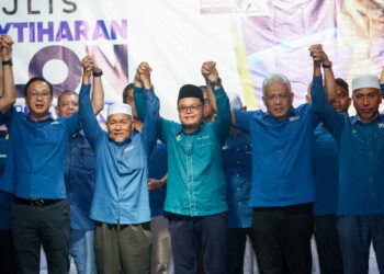 ABD. Muhaimin Malek (tengah) diumum sebagai calon PN bagi PRK Ayer Kuning pada majlis di Tapah semalam. - UTUSAN/MUHAMAD NAZREEN SYAH MUSTHAFA