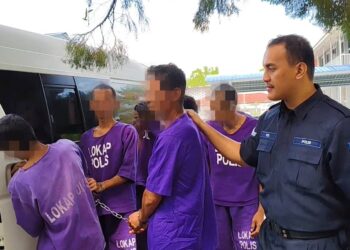 LELAKI bekas tentera (tengah) dibawa keluar dari Mahkamah Majistret Gerik selepas permohonan reman untuk siasatan kes ceroboh bangunan Askar Wataniah di Gerik hari ini. - UTUSAN