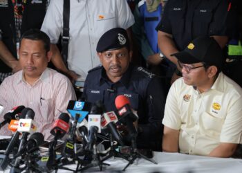 HUSSEIN Omar Khan dalam sidang akhbar di Putra Heights, Subang Jaya, Selangor.