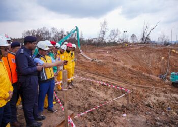 HUSSEIN Omar Khan (dua kiri) ketika lawatan ke tempat kebakaran saluran paip gas Jalan Putra Harmoni, Putra Heights. - UTUSAN/SADDAM YUSOFF