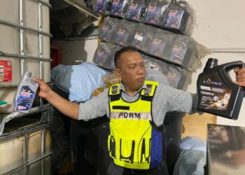 ANGGOTA Polis DiRaja Malaysia (PDRM) menunjukkan minyak enjin tiruan hasil rampasan dianggarkan bernilai RM1.3 juta dalam Operasi bersepadu bersama Kementerian Perdagangan Dalam Negeri dan Kos Sara Hidup (KPDN).