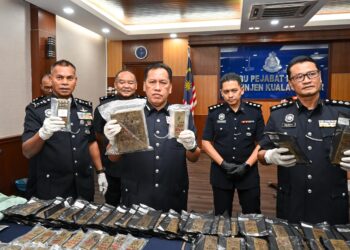 RUSDI Mohd. Isa (depan dua kiri) menunjukkan barang rampasan jenis biskut ganja ketika sidang akhbar kejayaan JSJN Kuala Lumpur menumpaskan sindiket pengedaran dadah jenis ganja di IPK KL di sini hari ini.- UTUSAN/MUHAMMAD NAIM HELMI HAFIDZI
