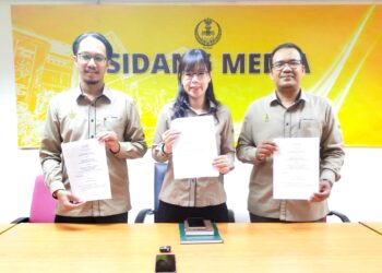 JENNY Choi Tsi Jen (tengah) pada sidang akhbar mengenai persidangan DUN Perak di Ipoh, hari ini. - UTUSAN/FADZIL ZAINOL