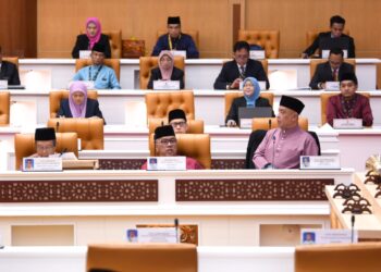 SAARANI Mohamad (kanan) semasa Sidang DUN Perak di Ipoh hari ini. - UTUSAN