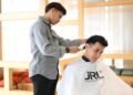 SEMAKIN ramai anak muda berpendidikan tinggi memilih untuk menceburi bidang yang lebih praktikal dan kreatif seperti tukang gunting rambut atau barber.-UTUSAN