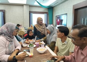 SUHARA Mustaffa (berdiri) beramah mesra dengan pengamal media yang hadir di majlis hari raya Aidilfitri Perkeso Terengganu di Kuala Terengganu hari ini. - UTUSAN/KAMALIZA KAMARUDDIN