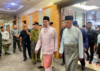 ANWAR Ibrahim (kiri) semasa menghadiri Mesyuarat Khas Pembangunan Negeri Kelantan bersama barisan kepemimpinan Kerajaan Negeri Kelantan di Kompleks Kota Darulnaim, Kota Bharu, Kelantan. - UTUSAN/ROSMIZAN RESDI