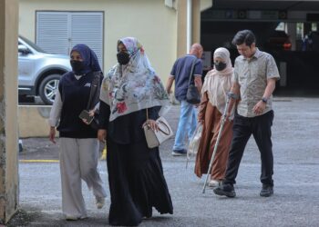 ISMANIRA Abdul Manaf (dua dari kiri) dan Zaim Ikhwan Zahari (kanan) hadir pada kes perbicaraan pengabaian kanak-kanak autisme, Zayn Rayyan Abdul Matin yang memasuki hari ke-17, di sini hari ini. - UTUSAN/AMIR KHALID