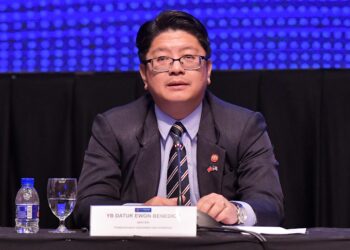 DATUK Ewon Benedick mengumumkan pembayaran dividen Bank Rakyat bagi tahun kewangan 2024 di Menara Bank Rakyat hari ini. - UTUSAN/ M. FIRDAUS M. JOHARI