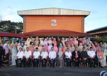 FADHLINA Sidek (duduk, tengah) bergambar bersama warga SMK Datuk Haji Ahmad Badawi di Kepala Batas, Pulau Pinang hari ini.-UTUSAN/IQBAL HAMDAN