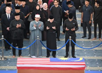 FADILLAH Yusof memberi penghormatan terakhir ke atas Abdullah di Masjid Negara.