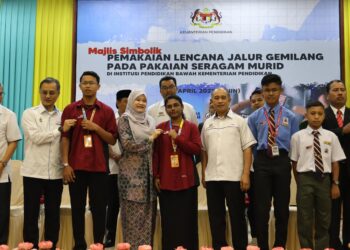 FADHLINA Sidek (empat dari kiri) pada Majlis Simbolik Pemakaian Lencana Jalur Gemilang Pada Pakaian Seragam Murid di bawah Institusi Pendidikan KPM di SMK Datuk Haji Ahmad Badawi Kepala Batas, Pulau Pinang. - UTUSAN/IQBAL HAMDAN