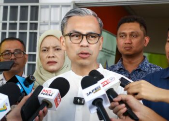 FAHMI Fadzil ditemui pemberita ketika melawat Pejabat Penerangan Batang Padang di Tapah hari ini. - UTUSAN/MUHAMAD NAZREEN SYAH MUSTHAFA