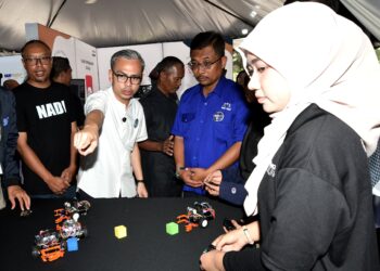 FAHMI Fadzil melawat pameran pada program Hari Bersama Komuniti NADI Air Kuning di Pusat Sebaran Maklumat Nasional (NADI) Air Kuning,Tapah hari ini. - UTUSAN/ZULFACHRI ZULKIFLI