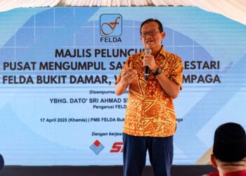 AHMAD Shabery Cheek ketika melancarkan Damar Berkat: Pusat Mengumpul Sawit (PMS) di Felda Bukit Damar, Pahang baru-baru ini. - IHSAN FELDA